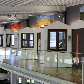 Moderne Ausstellung von Fenstern und Türen in einem lichtdurchfluteten Showroom.