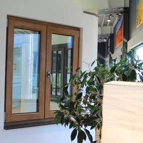Modernes Holzfenster mit Doppelverglasung in einer Ausstellung für Fensterbau.