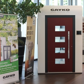 Moderne Ausstellung mit GAYKO Haustür, Infoständen zu Fenstern, Türen und Umweltschutz.